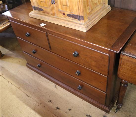 Mahogany chest of four drawers(-)